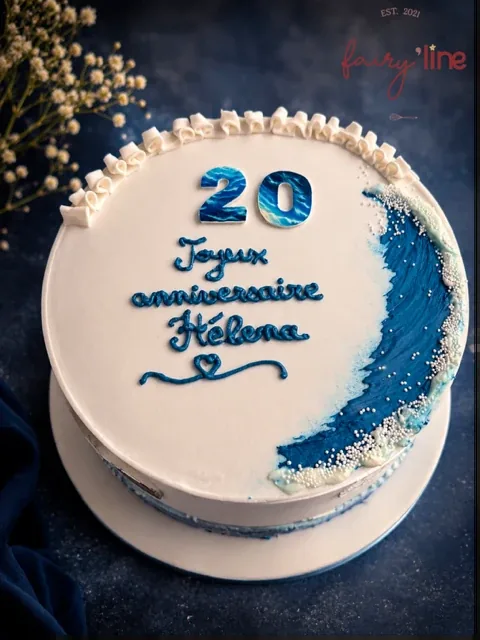 Gâteau d'anniversaire blanc avec chiffre 20 et vague bleue