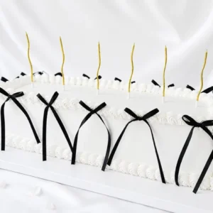 Gâteau rectangulaire blanc vintage à nœuds en satin noir