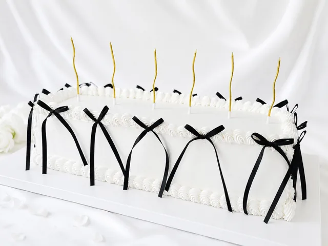 Gâteau rectangulaire blanc vintage à nœuds en satin noir