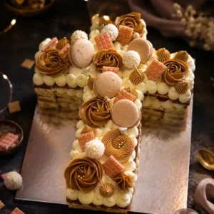 Letter cake lettre F au caramel, macarons et carrés de chocolat