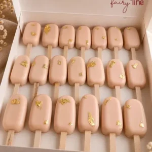 Magnum cakes rose poudré décorés de feuille d'or dans leur boîte