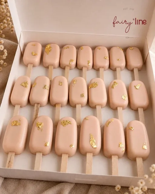 Magnum cakes rose poudré décorés de feuille d'or dans leur boîte