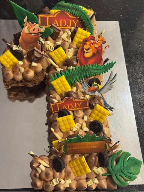 Number cake chiffre 1 au chocolat, décor Roi Lion