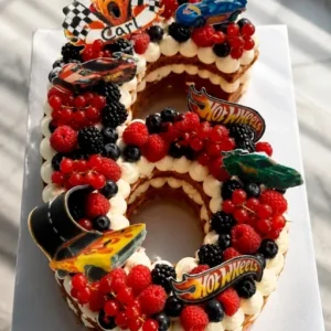 Number cake chiffre 6 aux fruits rouges, décor Hot Wheels