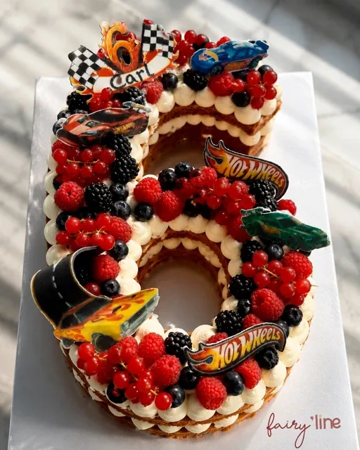 Number cake chiffre 6 aux fruits rouges, décor Hot Wheels