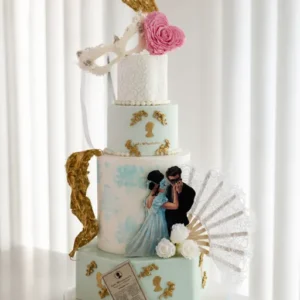 Wedding cake Bridgerton bleu pâle, éventail en wafer paper et loup de bal