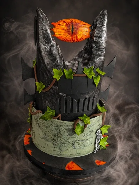 Gâteau tour de Sauron avec l'Œil, carte de la Terre du Milieu et lierre