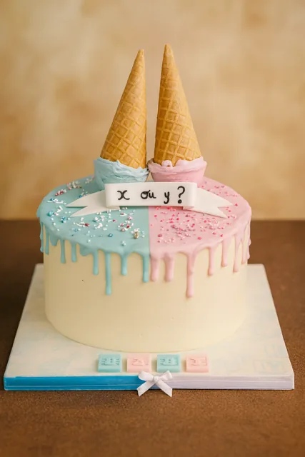 Gâteau gender reveal, coulures bleues et roses, cônes de glace renversés