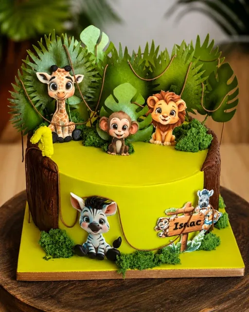 Gâteau vert sur le thème de la jungle avec bébés animaux et chiffre 1